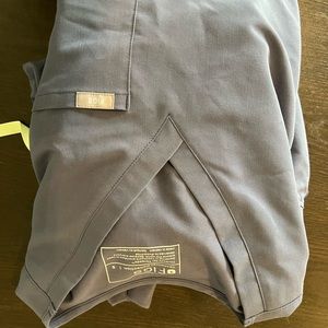 Figs 1 pocket scrub top and joggers in space navy- small